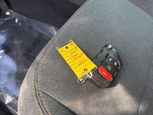 Used 2025 Jeep Wrangler Sahara image 33