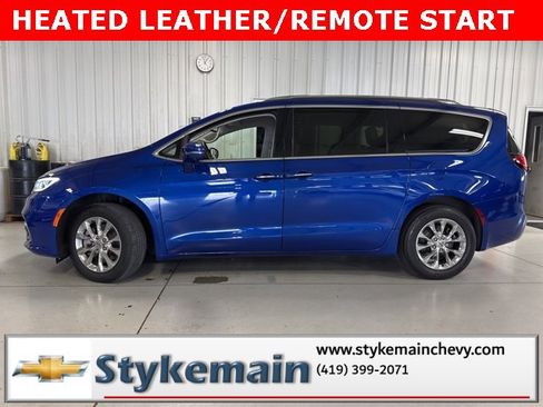 Used 2021 Chrysler Pacifica Touring-L w/ Uconnect Theater Family Group image 2