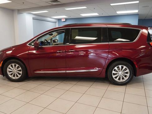 Used 2017 Chrysler Pacifica Touring-L FWD image 2