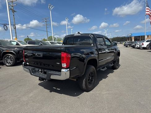 Used 2021 Toyota Tacoma SR5 AWD/4WD image 5