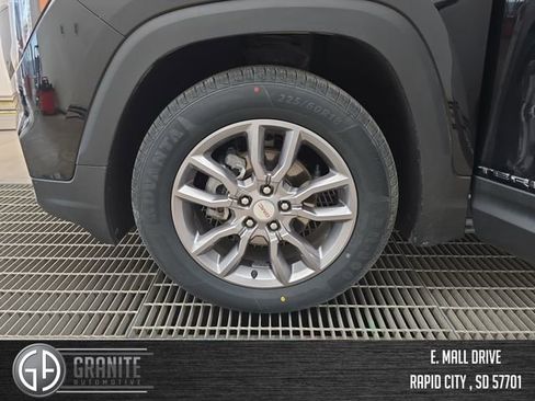 Used 2024 GMC Terrain SLT image 25