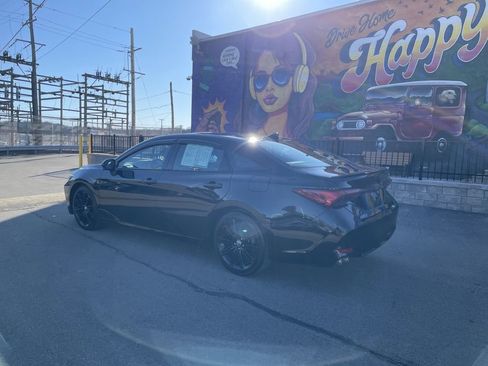 Used 2021 Toyota Avalon XSE image 3