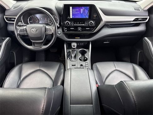 Used 2023 Toyota Highlander XLE image 12