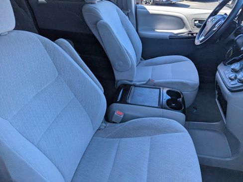 Used 2017 Toyota Sienna LE FWD image 9