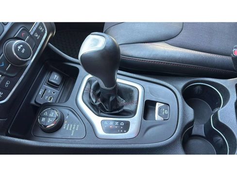 Used 2014 Jeep Cherokee Trailhawk w/ Cold Weather Group AWD/4WD image 21