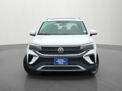 Used 2022 Volkswagen Taos SE w/ Panoramic Sunroof Package AWD/4WD image 2