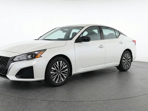 Used 2025 Nissan Altima 2.5 SV FWD image 3