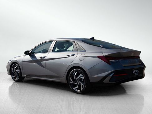 Used 2025 Hyundai Elantra SEL FWD image 3