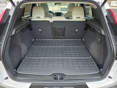 Certified 2024 Volvo XC40 B5 Ultimate w/ Climate Package image 24