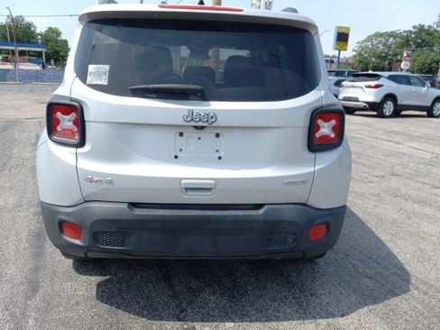 Used 2018 Jeep Renegade Latitude w/ Cold Weather Group AWD/4WD image 2