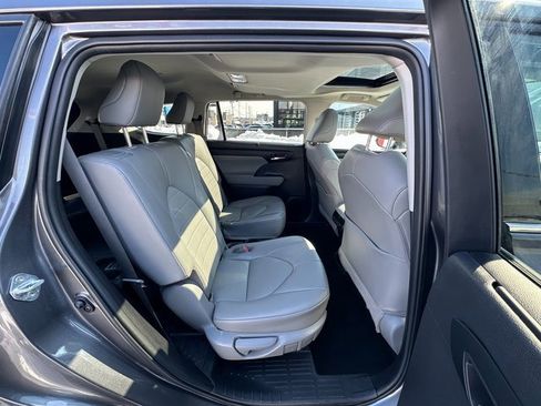 Used 2021 Toyota Highlander XLE image 13