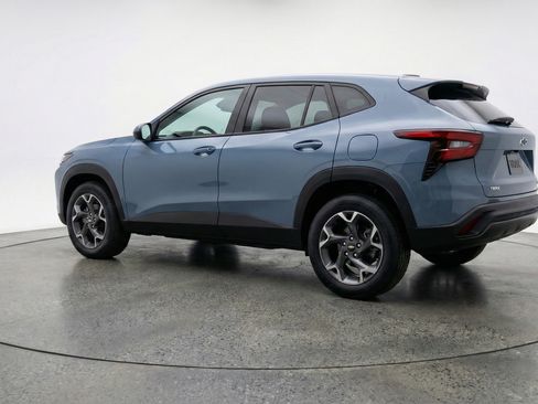 Used 2025 Chevrolet Trax LT FWD image 6