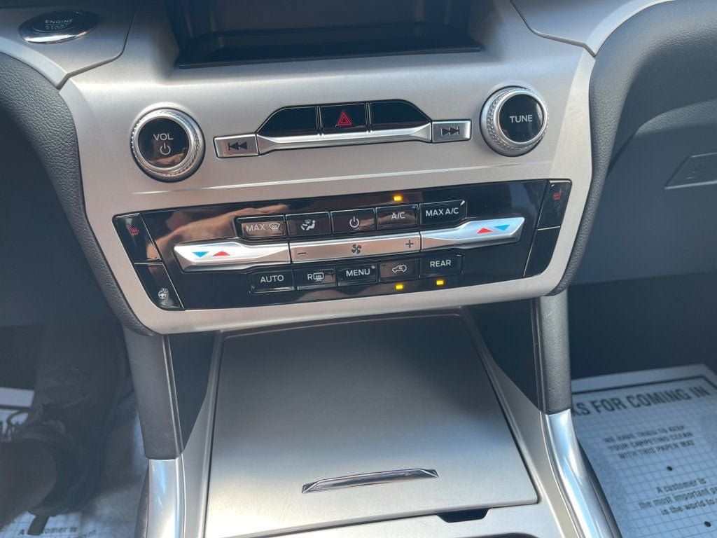 Used 2023 Ford Explorer XLT w/ Equipment Group 202A AWD/4WD image 18