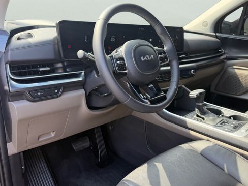 Used 2025 Kia Carnival FWD image 14