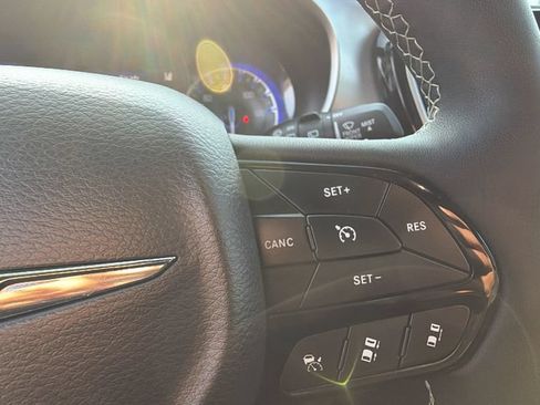 Used 2025 Chrysler Pacifica Limited FWD image 17