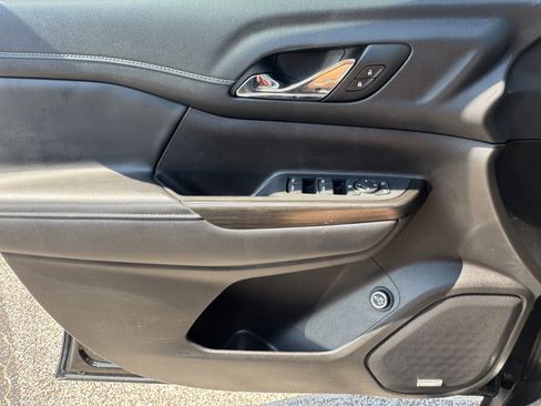 Used 2023 GMC Acadia SLT image 14