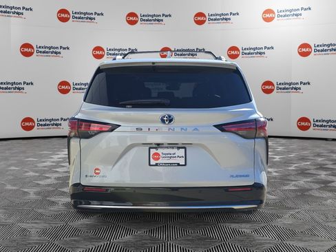 Used 2025 Toyota Sienna Platinum image 6