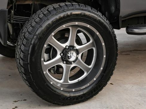 Used 2017 Nissan Titan SV image 49