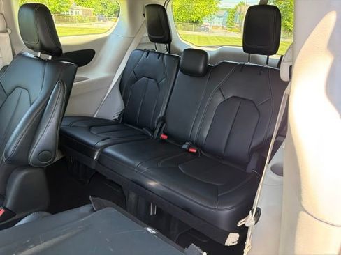 Used 2024 Chrysler Pacifica Limited FWD image 15