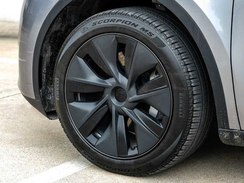 Used 2024 Tesla Model Y 2WD image 54