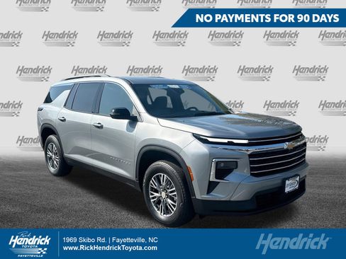 Used 2025 Chevrolet Traverse LT AWD/4WD image 1