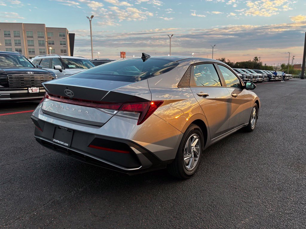 Certified 2026 Hyundai Elantra SE FWD image 5