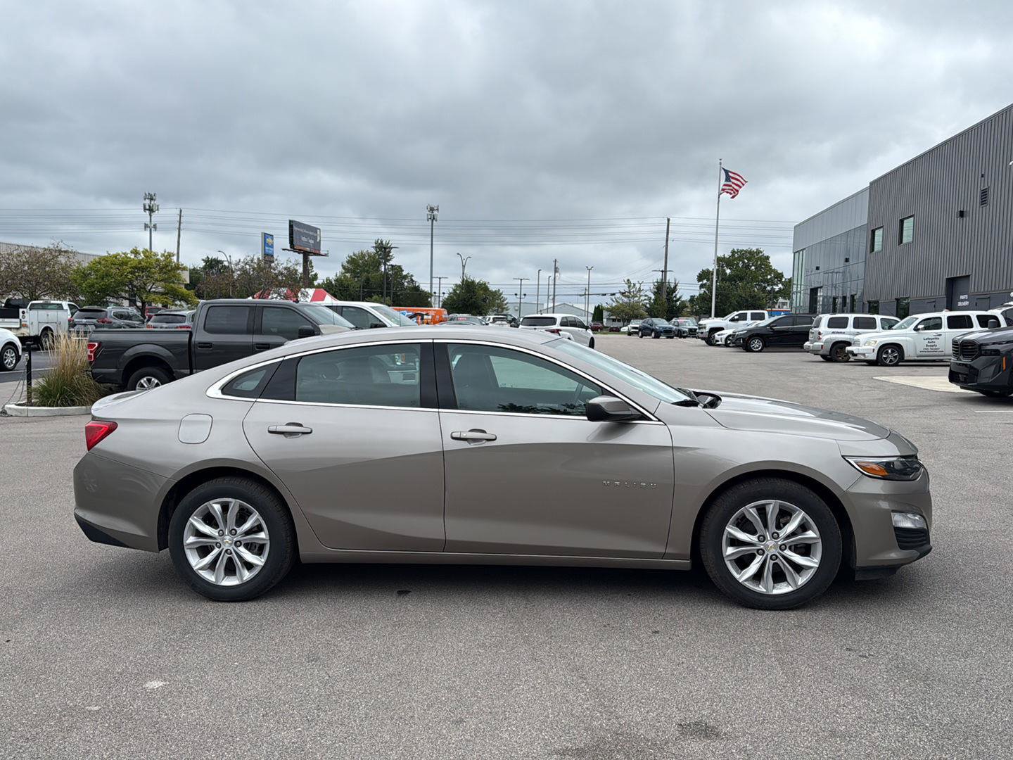 Used 2023 Chevrolet Malibu LT FWD image 2