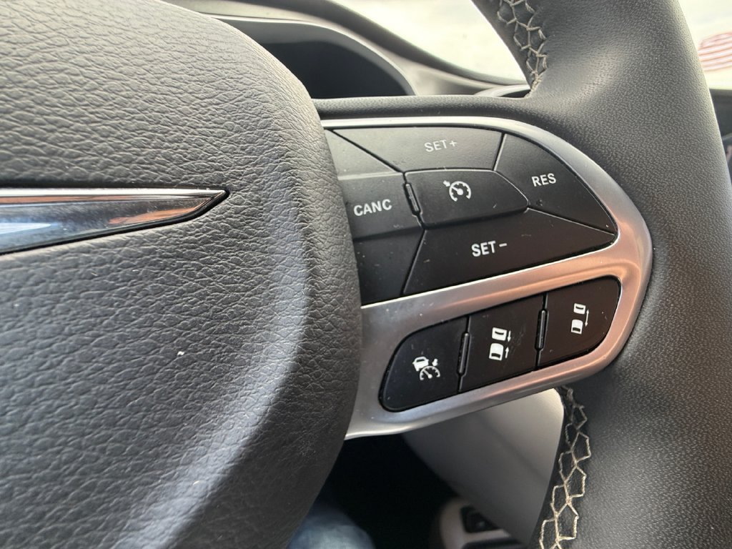 Used 2024 Chrysler Pacifica Touring-L FWD image 17