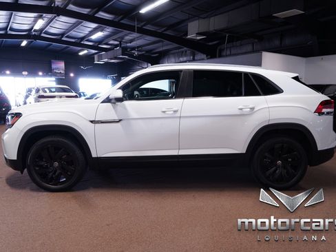 Used 2021 Volkswagen Atlas Cross Sport SE w/ 20" Black Wheels Package image 4