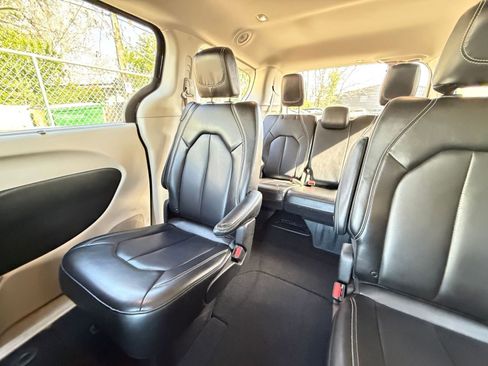 Used 2023 Chrysler Pacifica Touring-L FWD image 39
