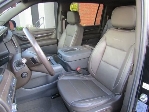 Used 2022 GMC Yukon XL Denali w/ Denali Premium Package image 9