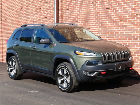 Used 2018 Jeep Cherokee Trailhawk w/ Cold Weather Group image 27