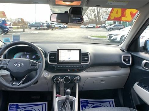Used 2024 Hyundai Venue Limited image 19