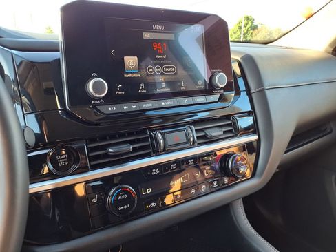 Used 2025 Nissan Pathfinder SV FWD image 25