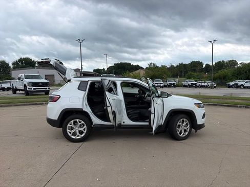 Used 2024 Jeep Compass Latitude AWD/4WD image 34