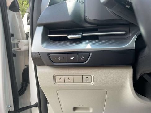 Used 2023 Kia Carnival LX FWD image 21