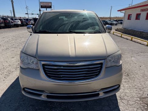 Used 2013 Chrysler Town & Country Touring-L w/ Driver Convenience Group image 8