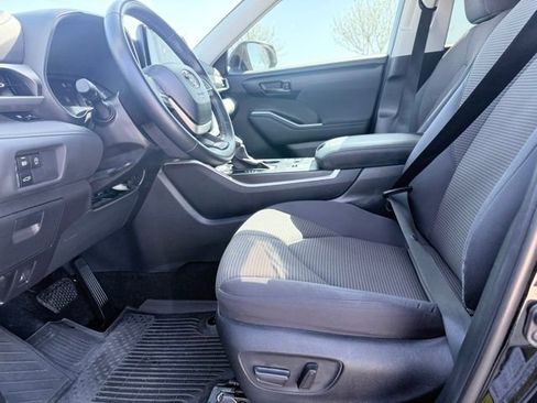 Used 2023 Toyota Highlander LE image 16