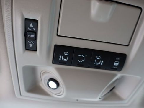 Used 2016 Chrysler Town & Country Touring-L FWD image 29