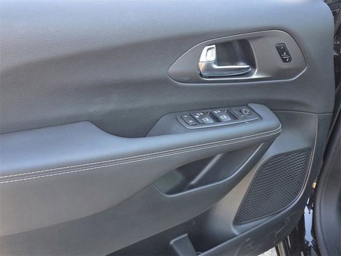 New 2026 Chrysler Pacifica Select image 8