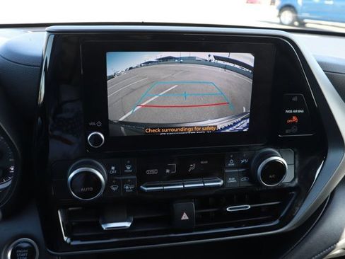 Used 2024 Toyota Highlander LE image 26