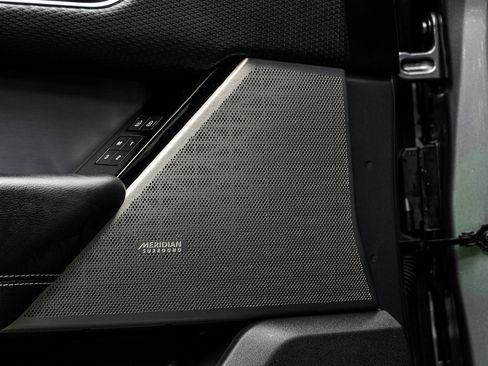 Used 2021 Land Rover Range Rover Velar R-Dynamic S image 36