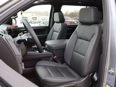 Used 2025 Chevrolet Suburban Z71 w/ Z71 Off-Road Package image 16