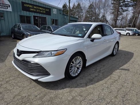 Used 2018 Toyota Camry XLE image 3