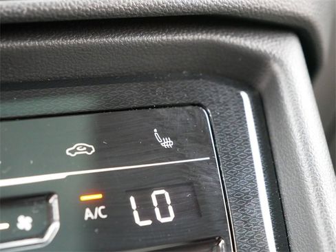 Certified 2025 Volkswagen Taos SE image 34