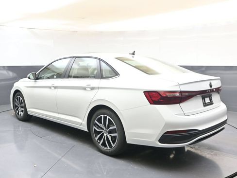 Used 2026 Volkswagen Jetta SE FWD image 3