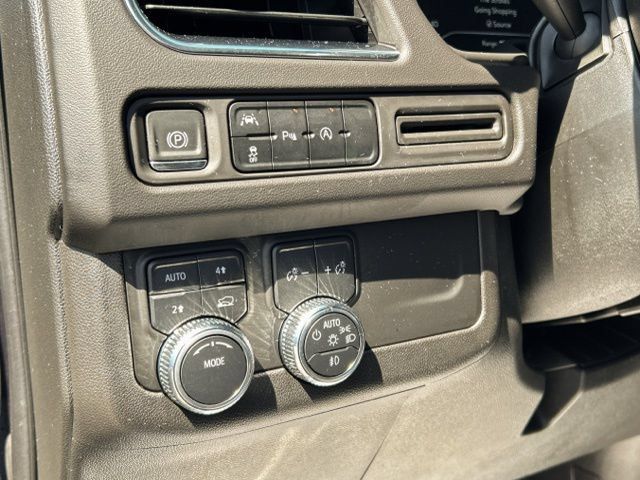 Used 2023 GMC Yukon SLT AWD/4WD image 35