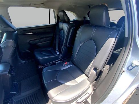 Used 2022 Toyota Highlander XLE FWD image 20
