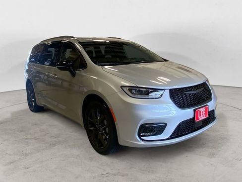 New 2026 Chrysler Pacifica Select w/ S Appearance Package image 8