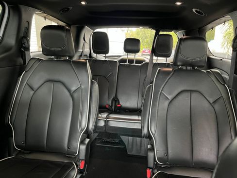 Used 2025 Chrysler Pacifica Limited image 40